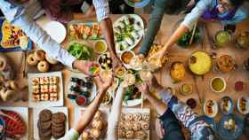 Amigos celebrando y comiendo