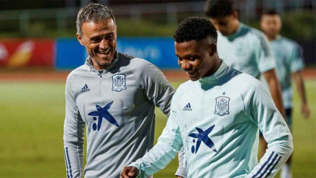 Luis Enrique conversa con Ansu Fati en un entrenamiento de la selección española