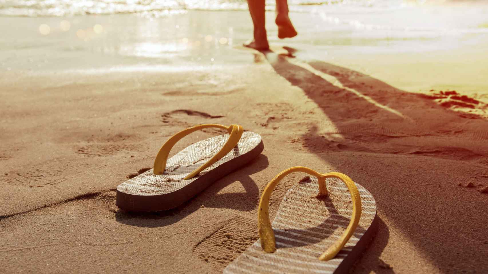 Persona caminando hacia la playa