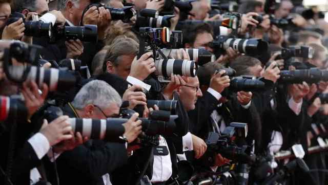 Fotografos disparan sus cámaras a famosos
