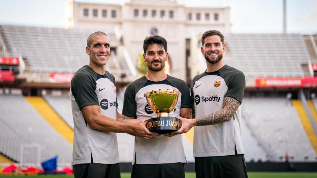 Oriol Romeu, Ilkay Gundogan e Iñigo Martínez posan con el Trofeo Joan Gamper en el Estadi Olímpic