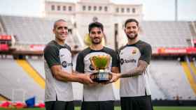 Oriol Romeu, Ilkay Gundogan e Iñigo Martínez posan con el Trofeo Joan Gamper en el Estadi Olímpic