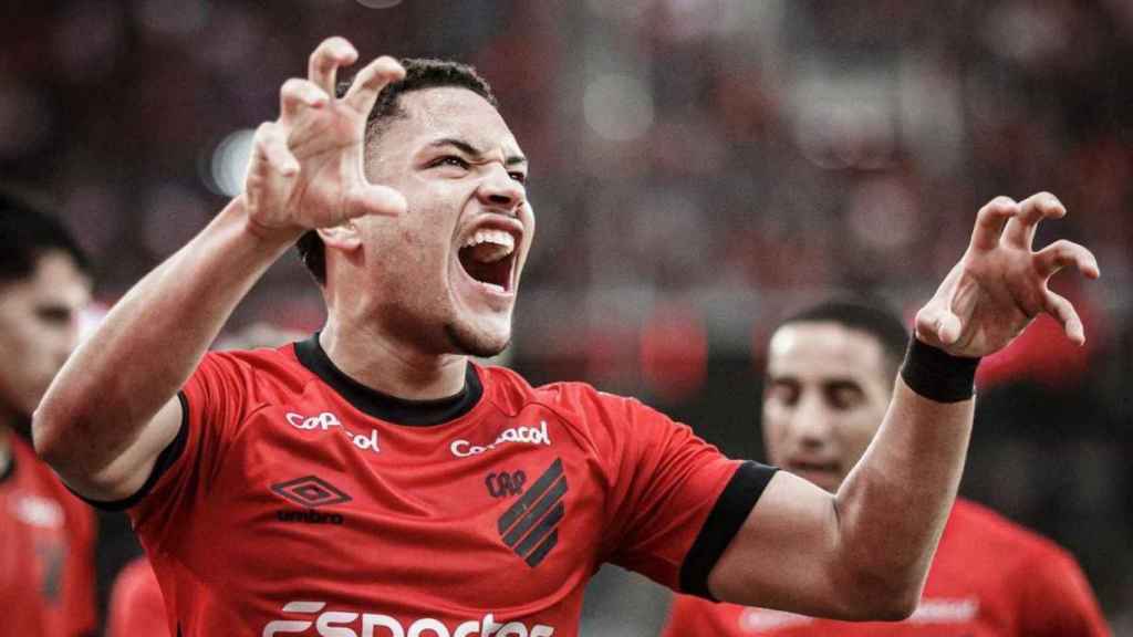 Vitor Roque, enseñando las garras tras marcar un gol con el Athletico Paranaense