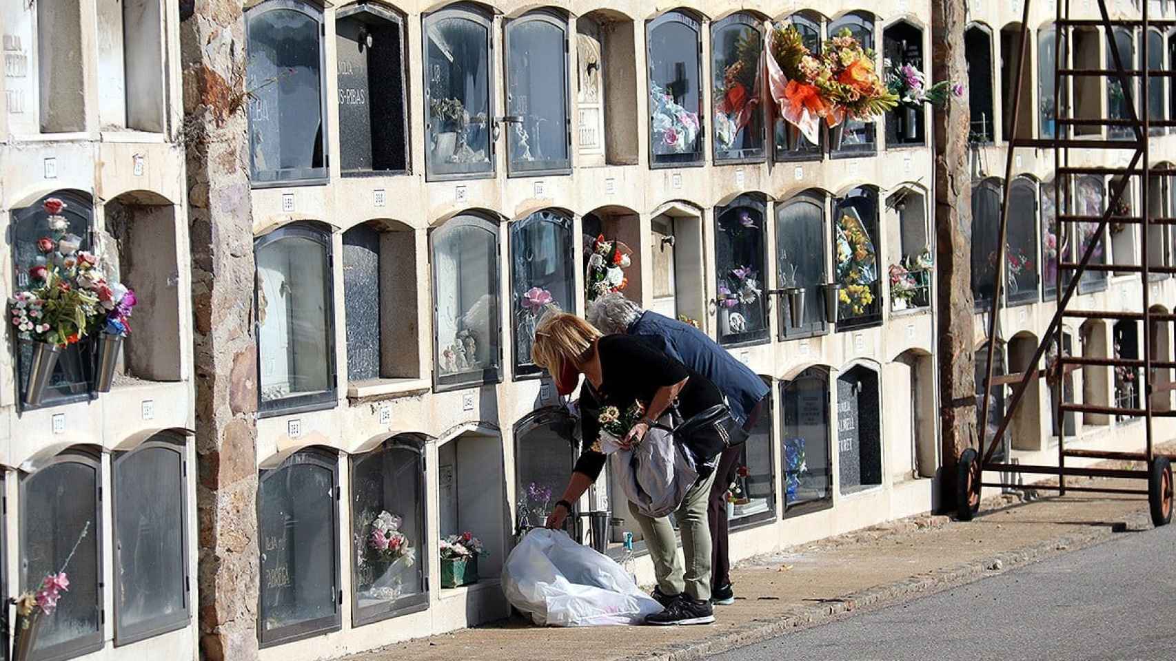 Una usuaria en un cementerio municipal de Barcelona