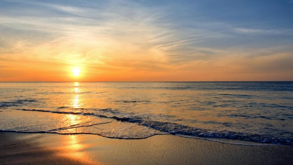 Playa en plena puesta de sol