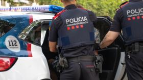 Imagen de archivo de dos agentes de Mossos d'Esquadra efectuando una detención