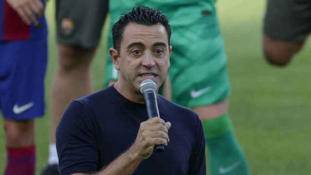 Xavi Hernández, durante el parlamento a la afición del Barça en el Gamper / EFE