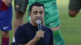 Xavi Hernández, durante el parlamento a la afición del Barça en el Gamper / EFE