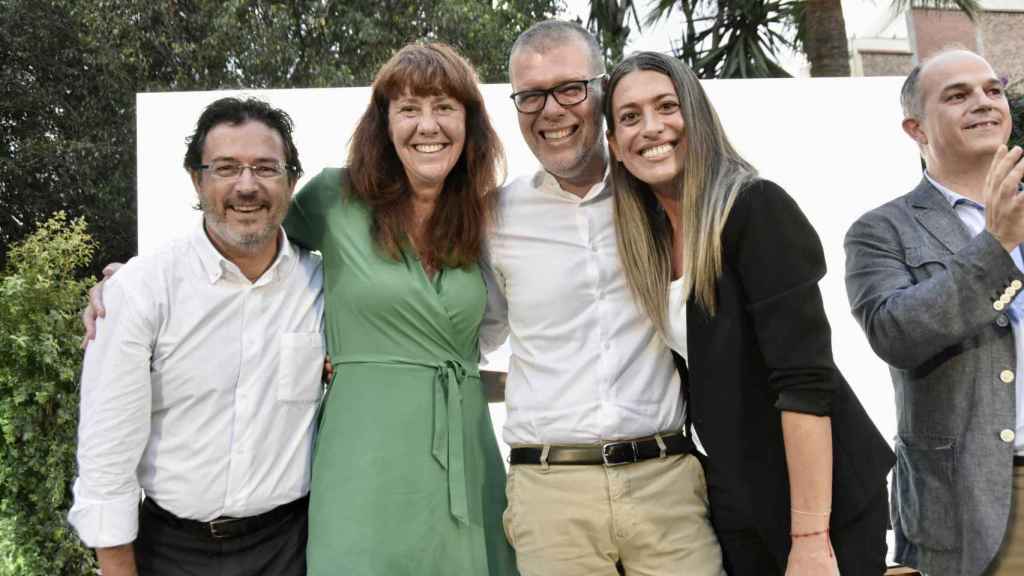 Los candidatos de Junts al Congreso, Marta Madrenas, Isidre Gavín, Josep Maria Cruset, y Míriam Nogueras, y el secretario general de Junts, Jordi Turull, durante el acto de inicio de campaña para las elecciones del 23J