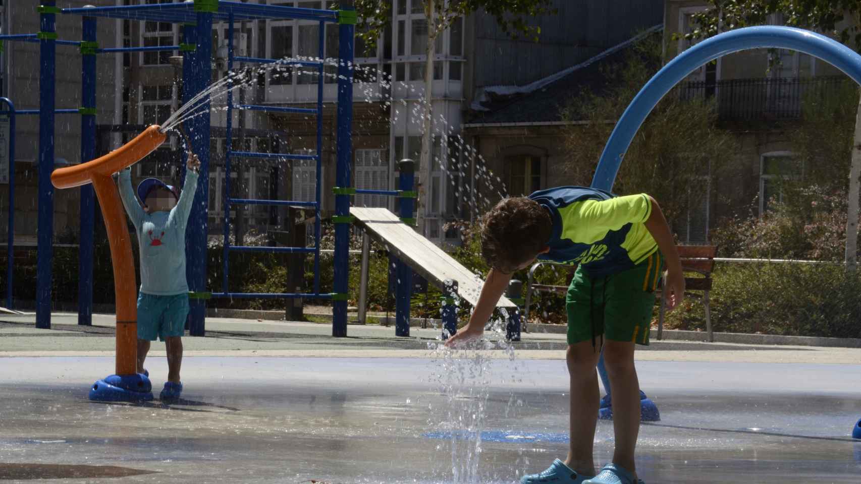 Dos niños juegan en un parque