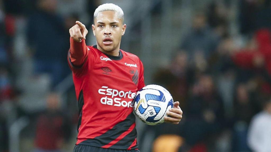 Vitor Roque, celebrando un gol marcado con el Athletico Paranaense / EFE