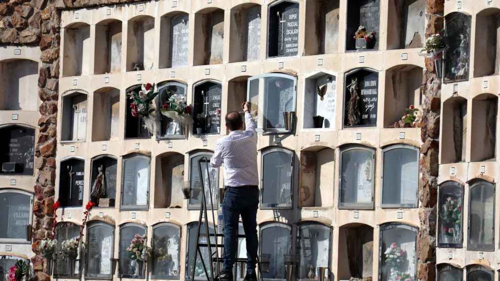 Un trabajador, en el Cementerio de Montjuïc de Barcelona