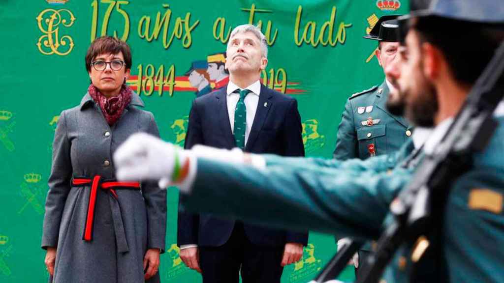 Maria Gámez (i) y el ministro Fernando Grande-Marlaska, ante la Guardia Civil de gala