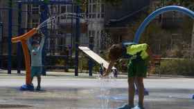 Niños jugando con agua