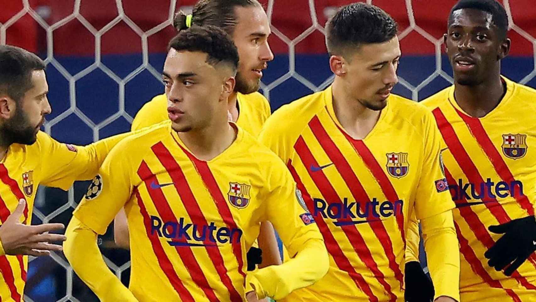 Dest y Lenglet en un partido del Barça con la camiseta de la Senyera