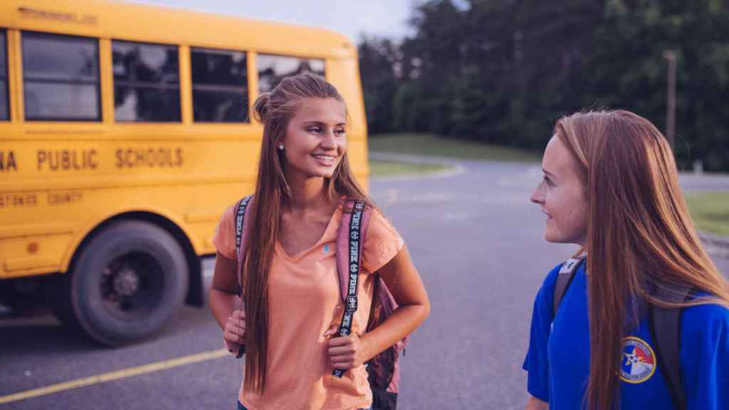 Dos chicas en uno de los cursos de Education First