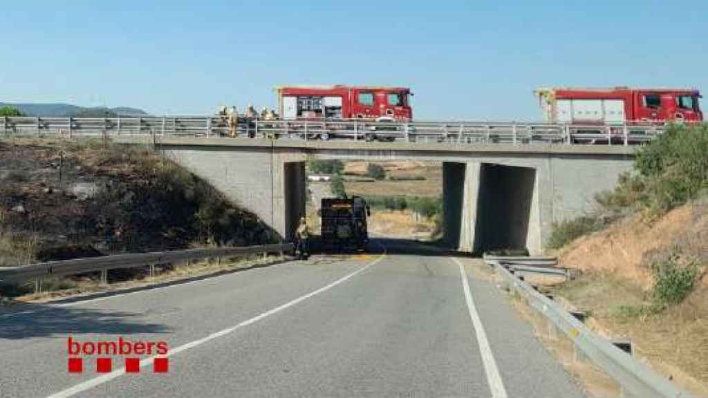 Los bomberos intervienen para apagar un vehículo en llamas en la AP-2