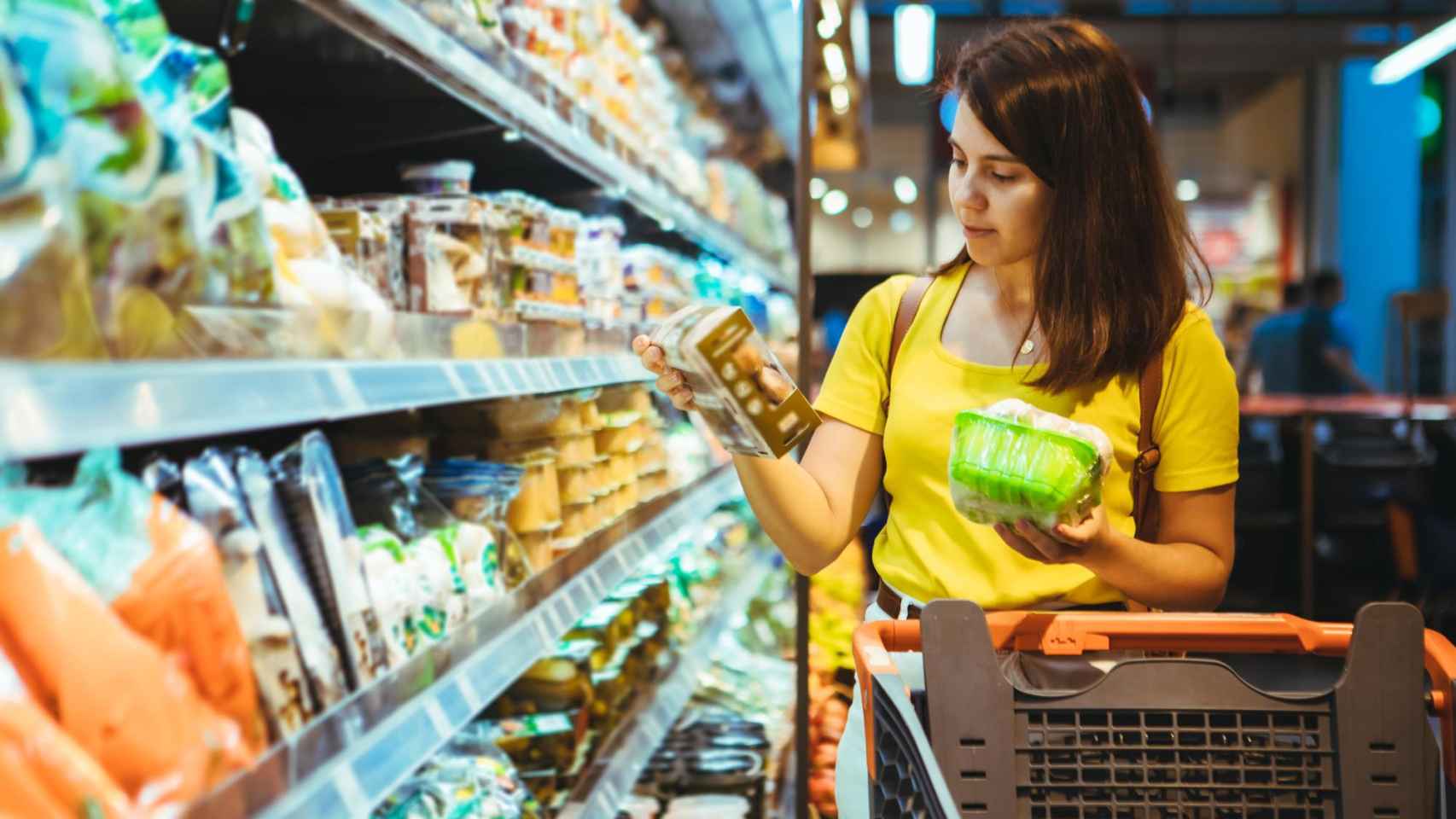 Mujer comprando en el supermercado