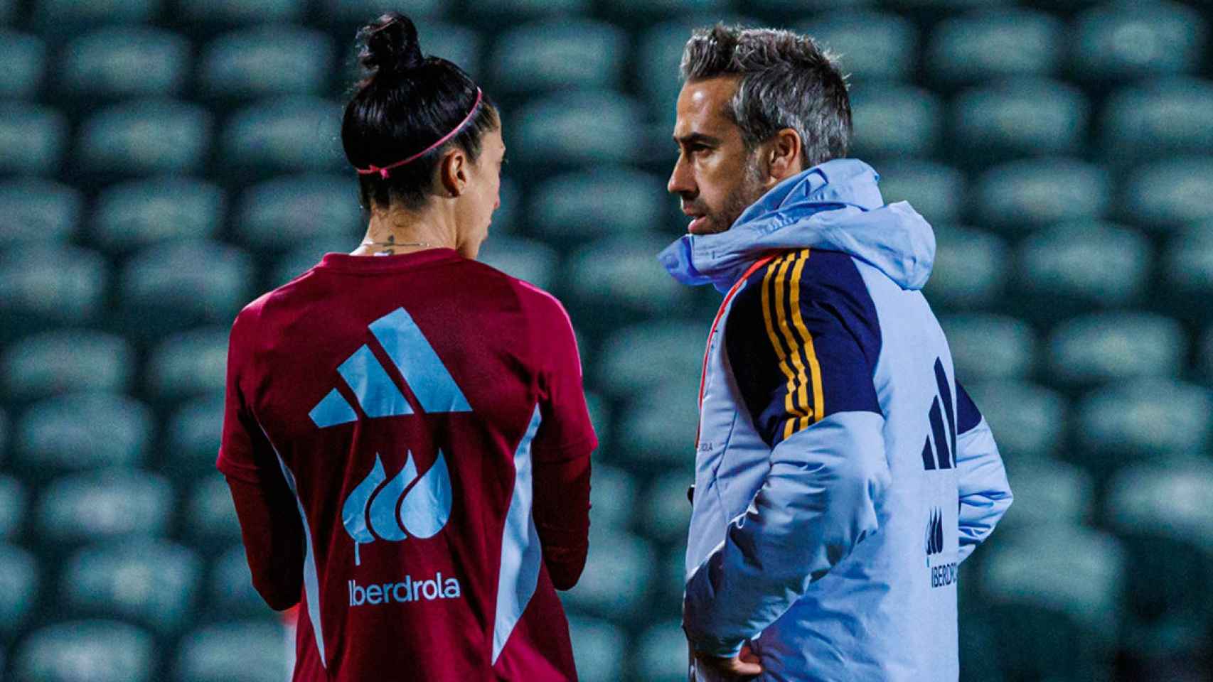 Jenni Hermoso y Jorge Vilda, durante un entrenamiento de la selección española