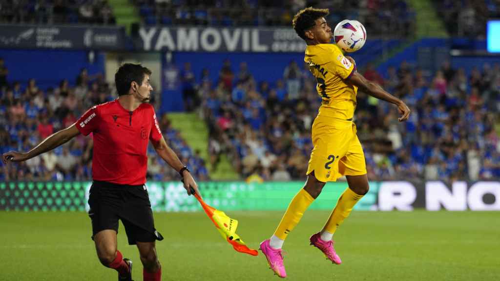 Yamal controla un balón en Getafe