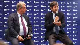 Mateu Alemany y Joan Laporta, durante la presentación de un fichaje