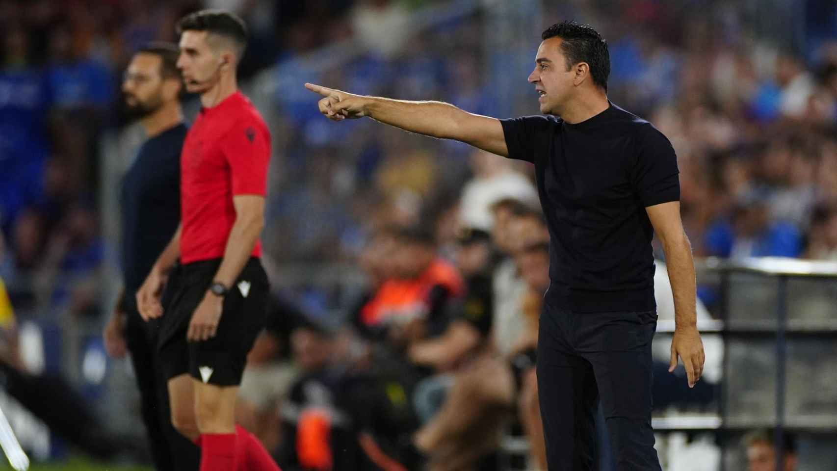 Xavi da instrucciones a sus jugadores en Getafe