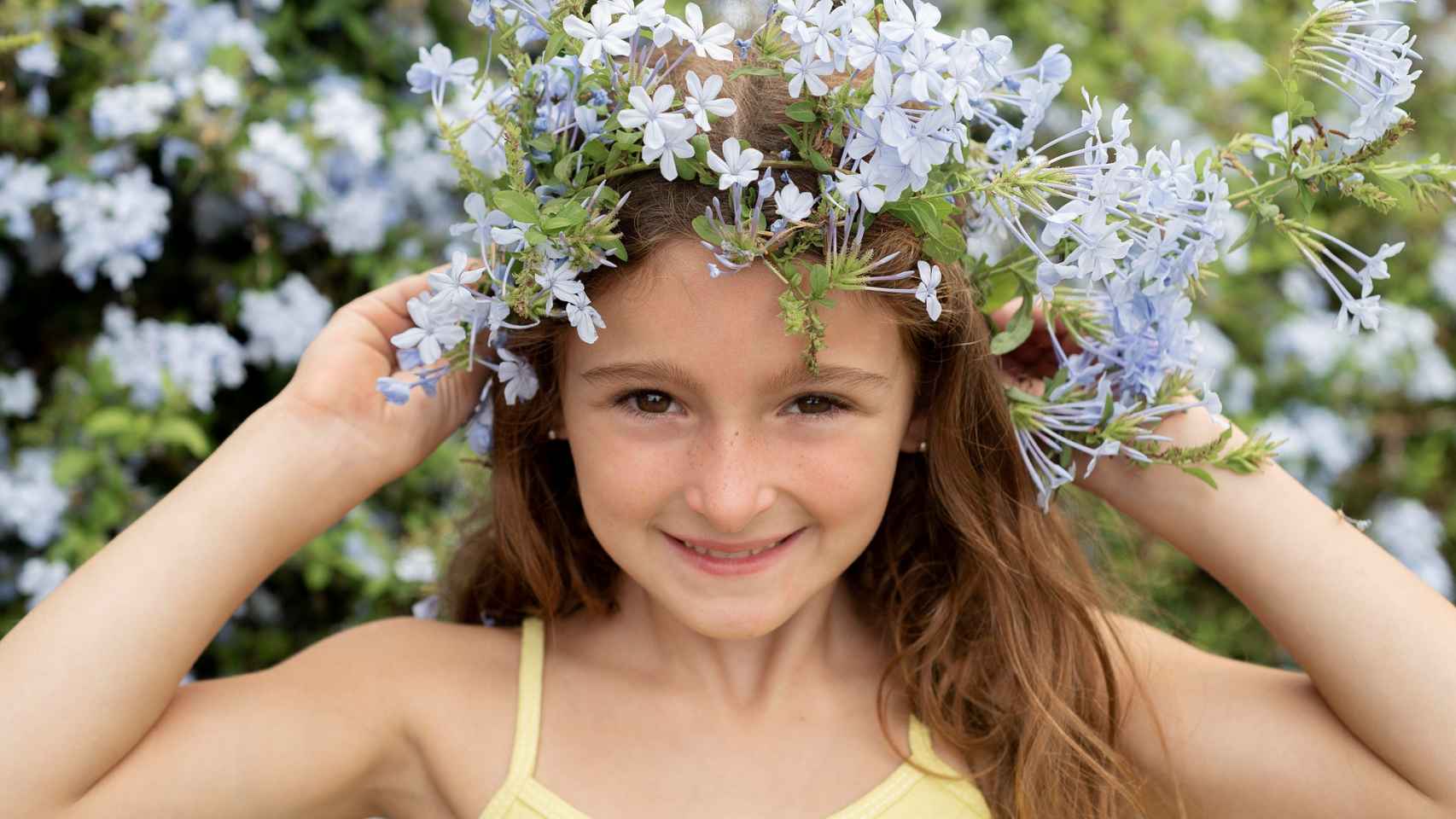 Niña con flores