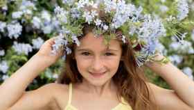 Niña con flores