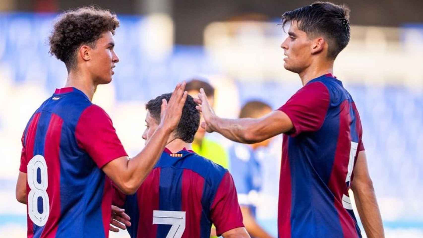 Noah Darvich y Gerard Martín celebran un gol del Barça B ante el Lleida Esportiu