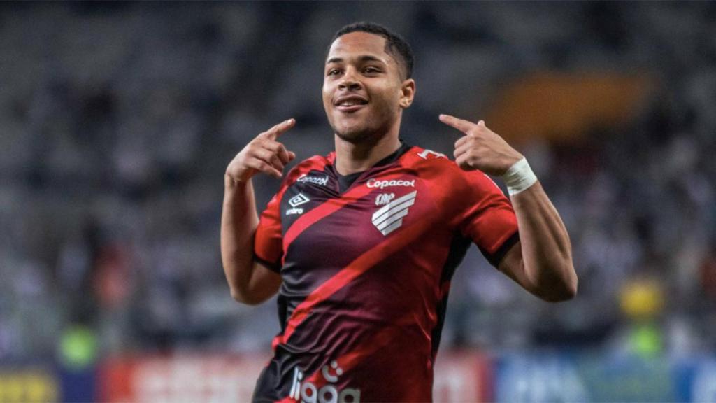 Vitor Roque, celebrando un gol marcado con el Athletico Paranaense