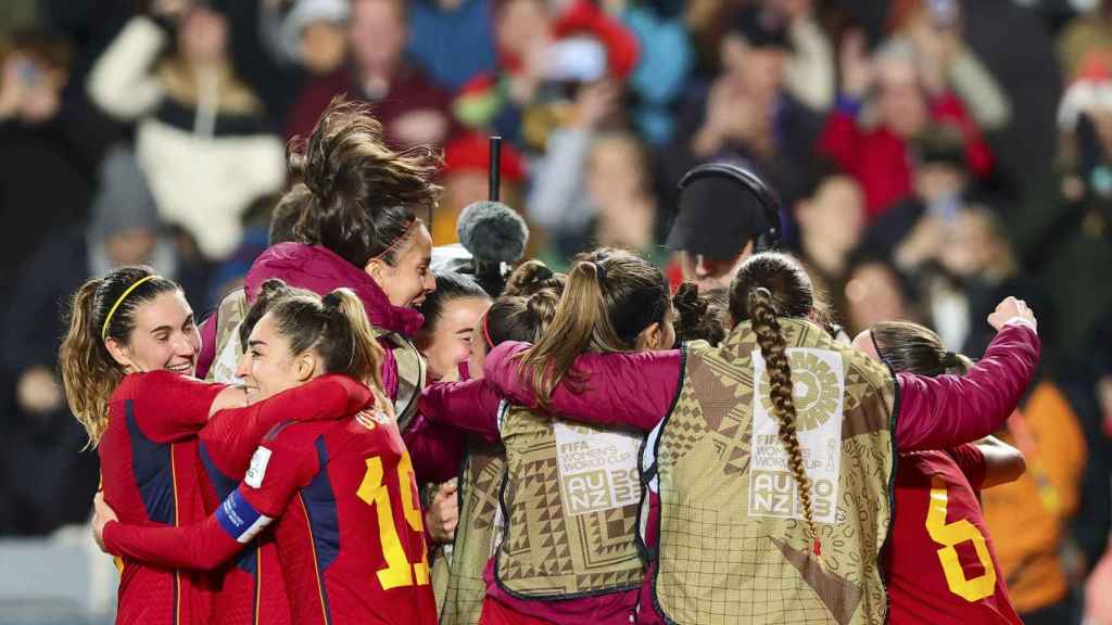 Las jugadoras de España se abrazan tras ganar a Suecia