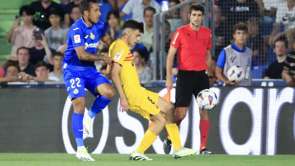 Pedri pugna con un jugador del Getafe