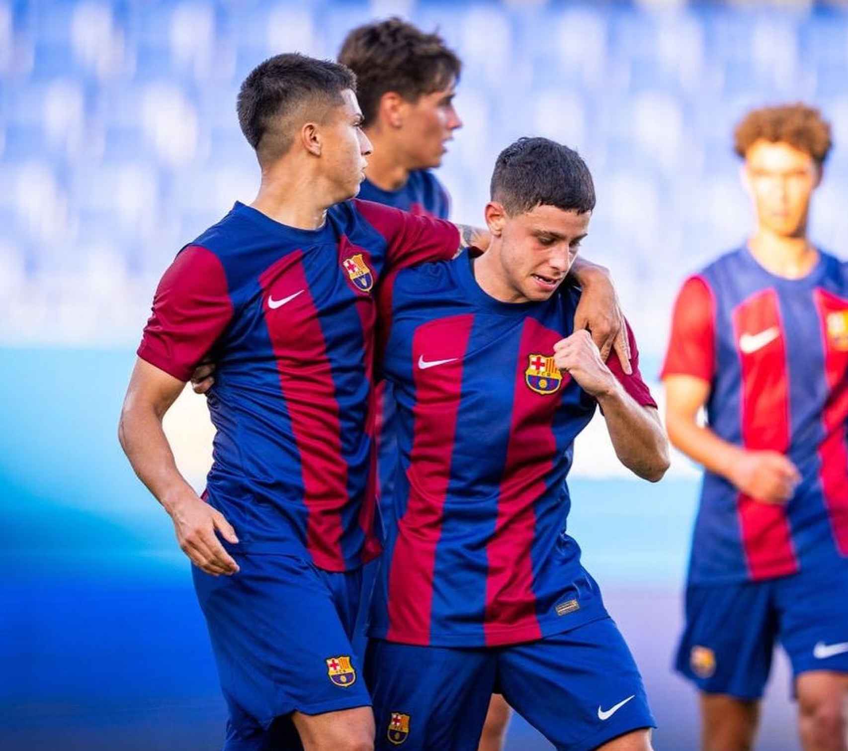 Juanda y Pocho Román se abrazan tras un gol del Barça B contra el Lleida Esportiu