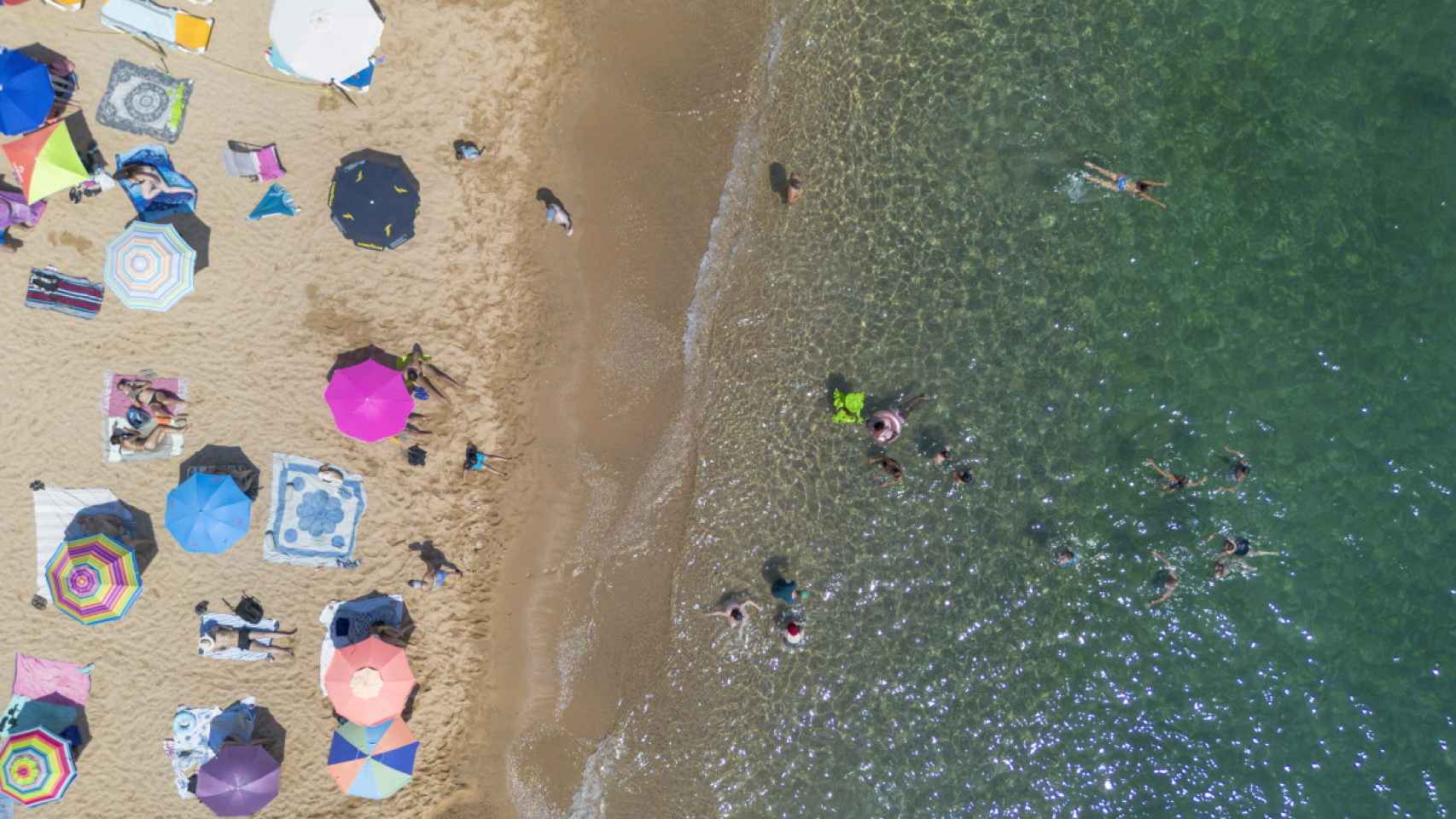 Numerosas personas disfrutan de un día de playa en la Costa Brava, a 30 de julio de 2023, en Tossa de Mar, Girona