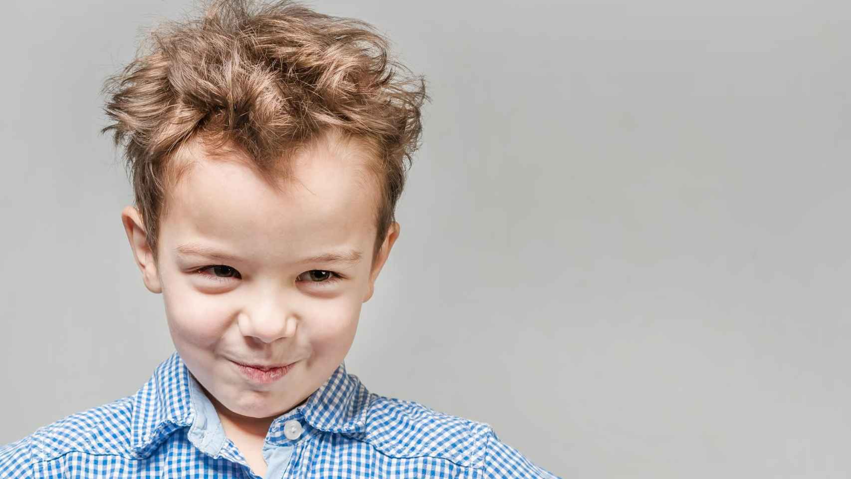 Niño pequeño de mirada picára