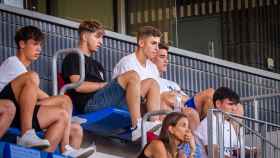 Gavi y Fermín López, presenciando el partido amistoso del Barça B / REDES