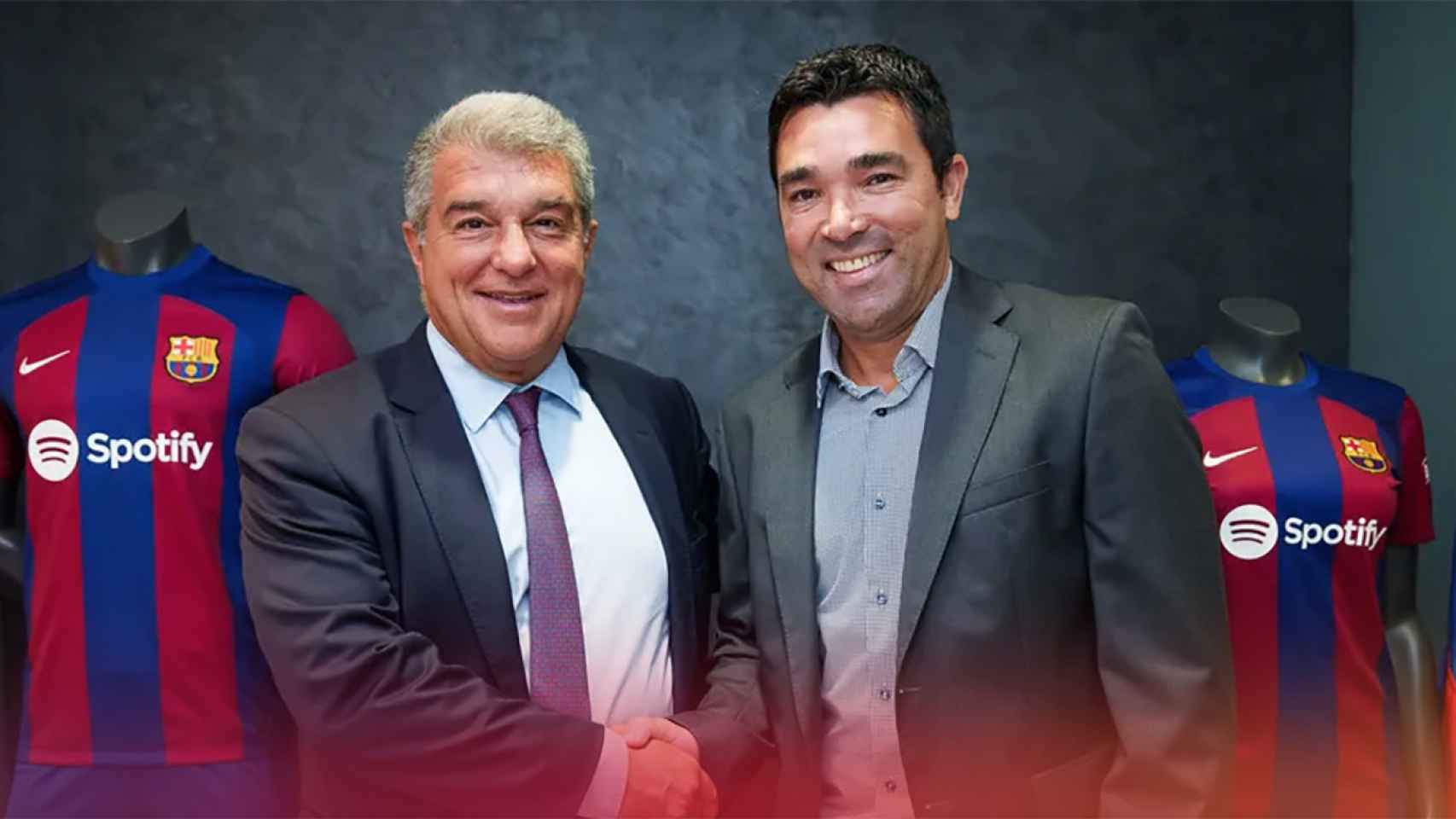 Laporta estrecha la mano a Deco como nuevo director deportivo del Barça / FCB