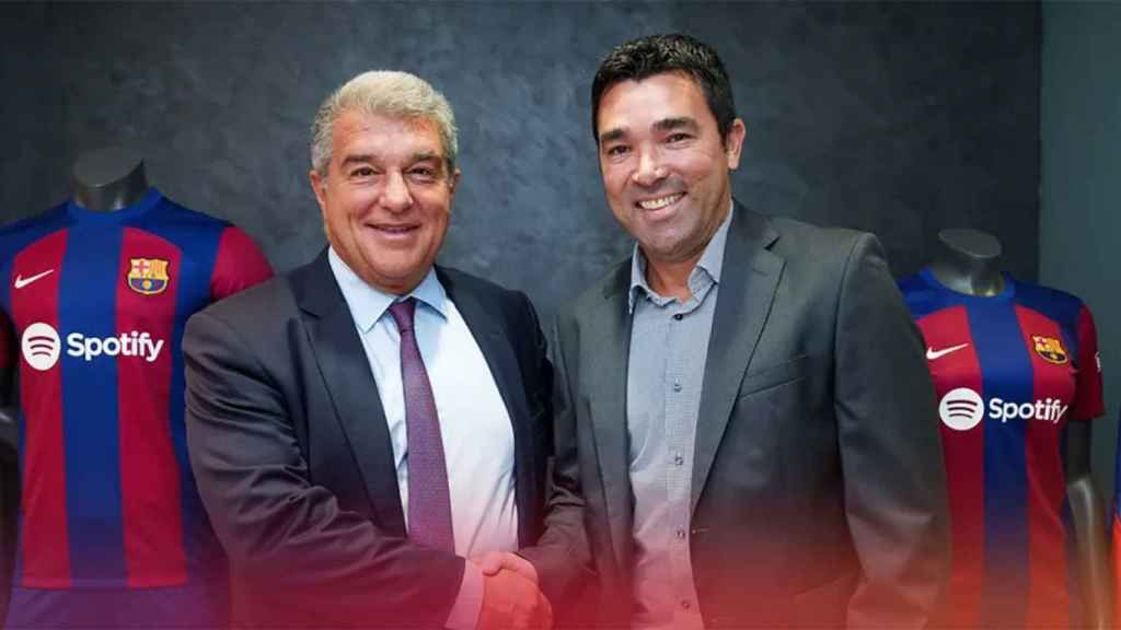 Laporta estrecha la mano a Deco como nuevo director deportivo del Barça / FCB