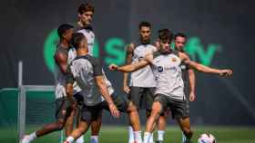 Ez Abde y Sergiño Dest disputan un balón en un entrenamiento del Barça