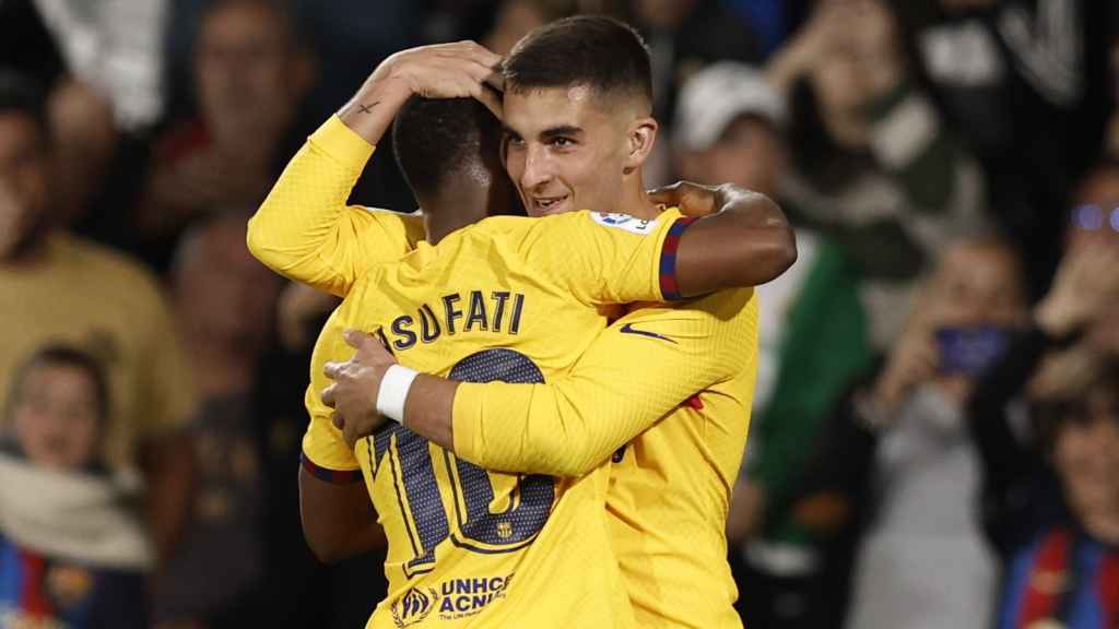 Ferran y Ansu celebran un gol ante el Elche