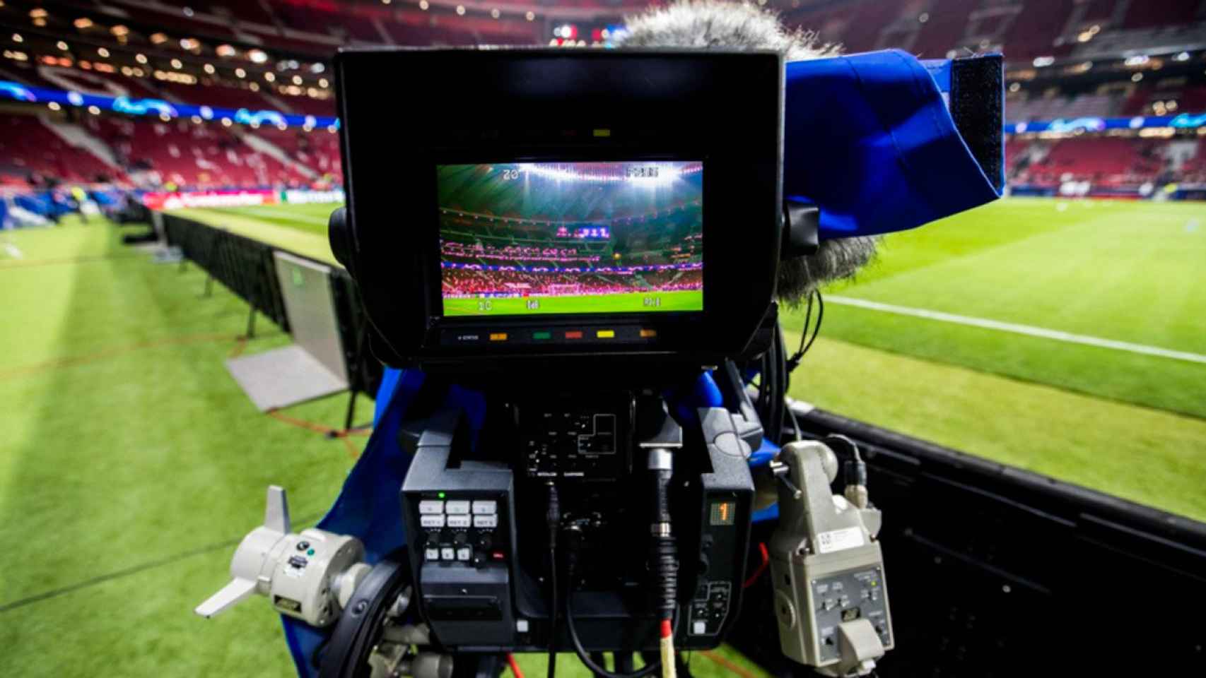 Cámaras de retransmisión antes de un partido de fútbol en Europa / REDES