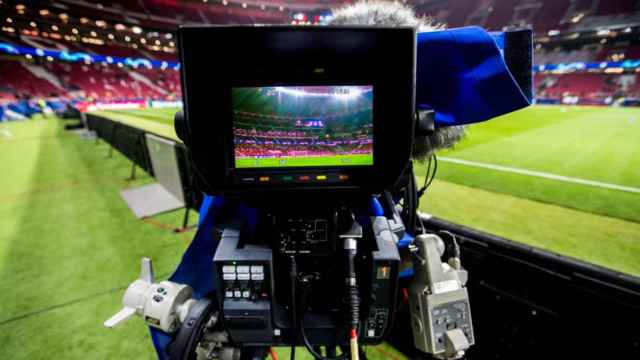 Cámaras de retransmisión antes de un partido de fútbol femenino en Europa