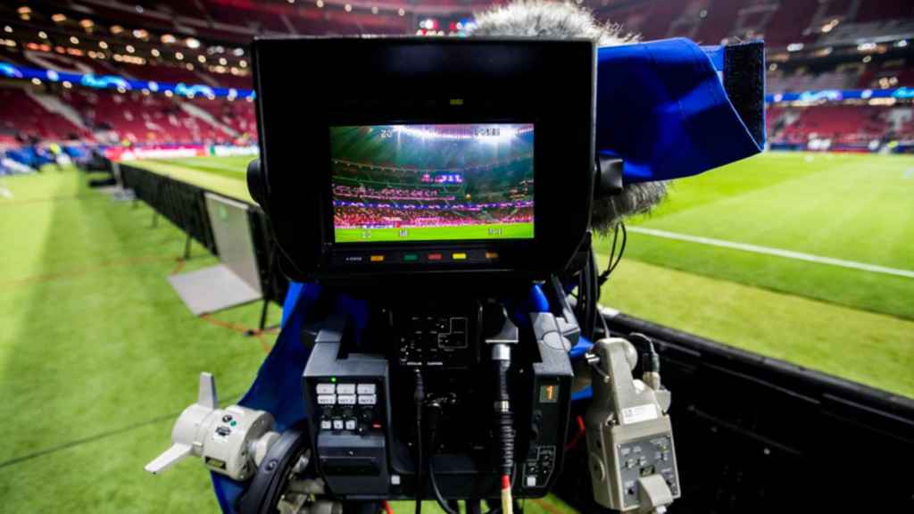 Cámaras de retransmisión antes de un partido de fútbol / REDES