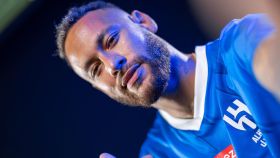 Neymar Jr, saludando con la camiseta del Al Hilal