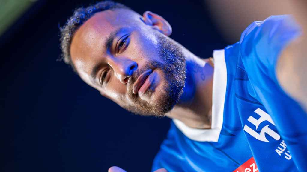 Neymar Jr, saludando con la camiseta del Al Hilal