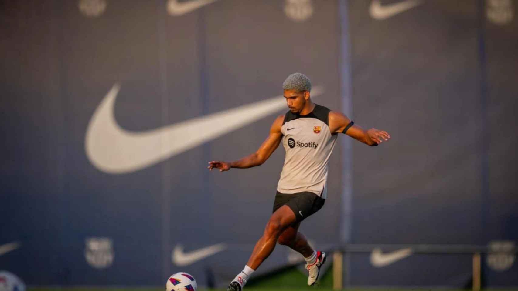 Ronald Araujo, el día antes de lesionarse en un entreno con el Barça