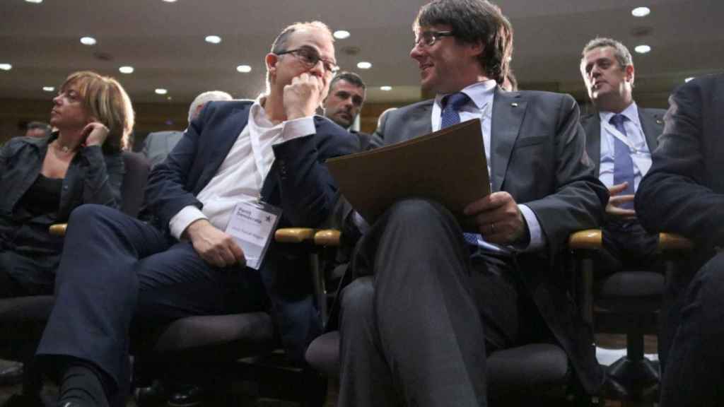 jordi Turull (i), secretario general de Junts, con el 'expresident' fugado  Carles Puigdemont