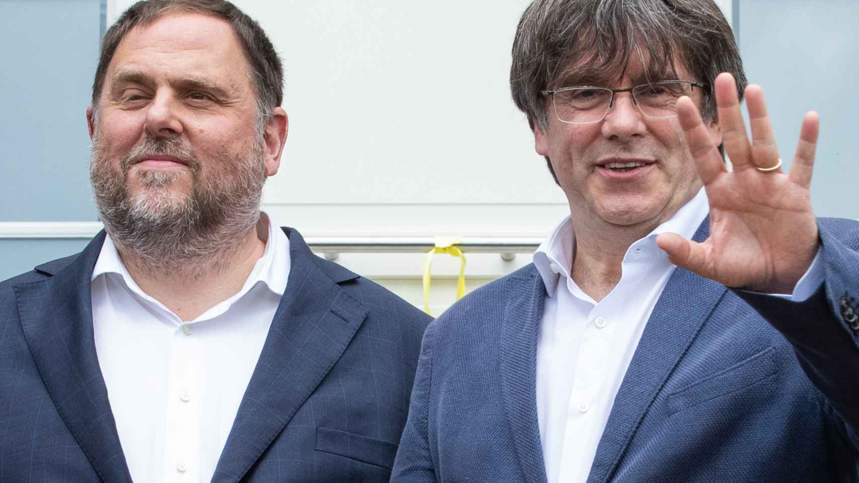 El exvicepresidente y líder de ERC, Oriol Junqueras (i), y el expresidente de la Generalitat y líder de Junts, Carles Puigdemont, en el momento de su reencuentro en la vivienda de Puigdemont en Waterloo, a 7 de julio de 2021, en Waterloo