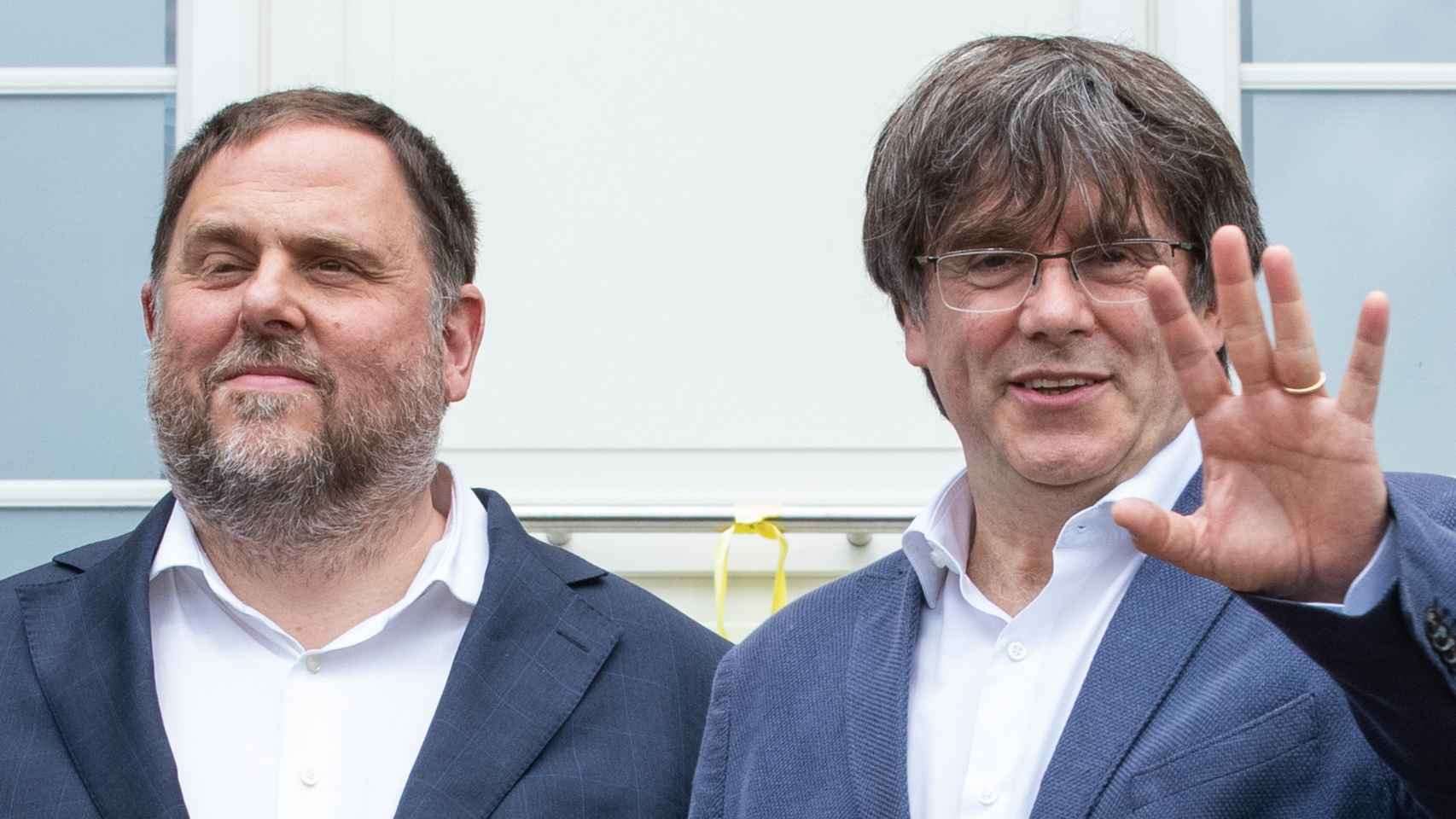 El exvicepresidente y líder de ERC, Oriol Junqueras (i), y el expresidente de la Generalitat y líder de Junts, Carles Puigdemont, en el momento de su reencuentro en la vivienda de Puigdemont en Waterloo, a 7 de julio de 2021, en Waterloo