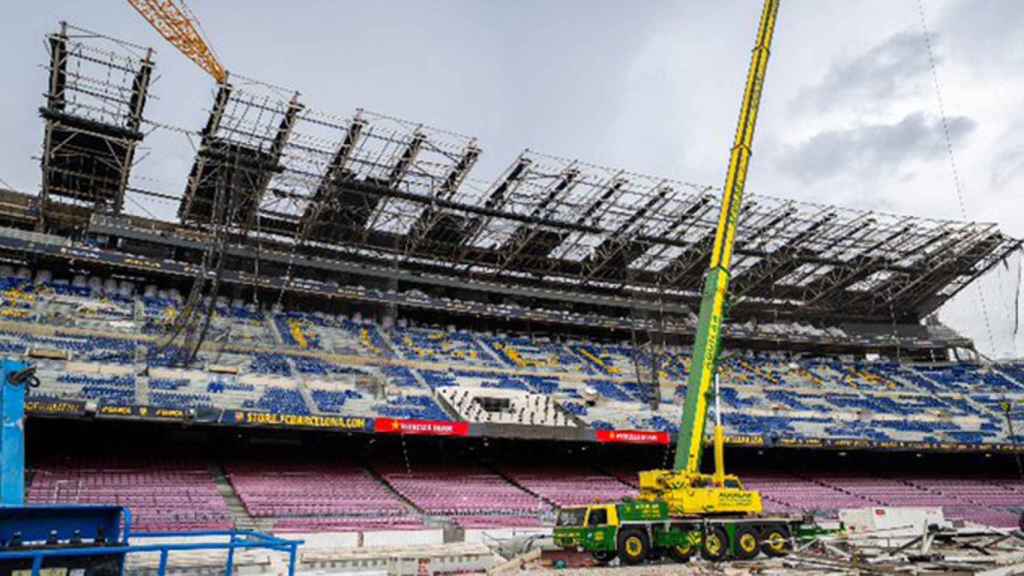 Las grúas siguen trabajando a destajo en los interiores del Camp Nou / FCB